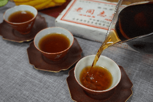 2006年老同志竹片熟砖，原勐海茶厂厂长邹炳良监制，熟茶的标杆茶