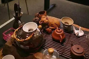 紫砂小知识：泡茶时，壶与杯如何摆放，才不失礼