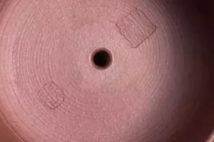壶盖内有一圈圈螺旋纹，是手拉胚吗？
