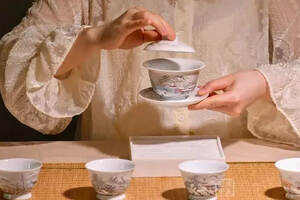喝茶讲究用盖碗，老茶客必备之