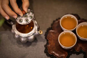 银壶喝茶