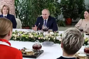 普京总统和空姐们开会时喝的是什么茶？