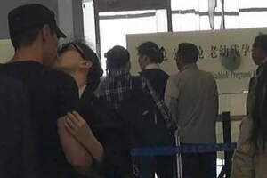赵又廷高圆圆机场亲热，扑上去接吻，太热情受不了！
