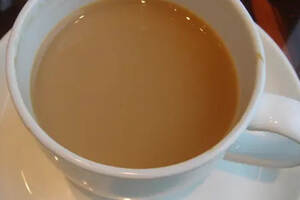 一杯红茶怎么神奇地变成一杯奶茶！