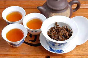 张馨予也觉得香味很特别，凤凰单丛茶是一种不知名却很好的茶叶