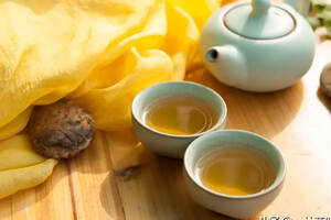 平时你们是大口喝茶的吗？茶艺师用八个字教你学会品茶