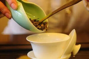 滇红茶的冲泡水温是多少?