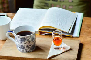 捧上一本爱看的书，手边放着一杯温热的茗茶
