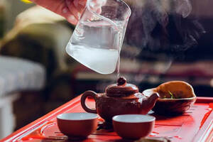 中国人好以茶待客，看似简单的一杯茶其中暗含很多学问