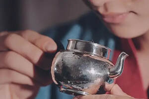 茶神陆羽说，茶壶还是银的好!