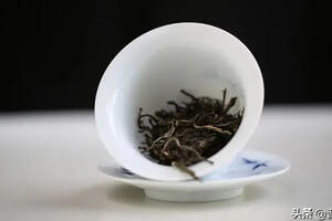 小饮浓茶有滋味，常饮淡茶更健康