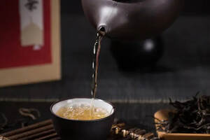 鲜茶叶子中哪个成分是制作红茶和乌龙茶（青茶）香味的来源？