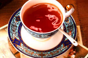 红茶茶汤颜色大多是红艳明亮，怎么形成的呢？是人工色素造成？