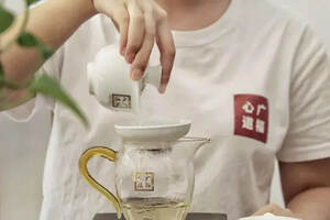秋天的第一杯奶茶是什么含义黄梗