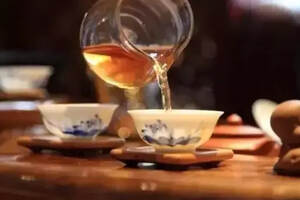 很多人都说生活中离不开茶，而茶艺师的生活中，只有茶