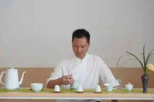 茶界“变脸王”何乾茶艺术独树一帜，出任四川省茶艺术团副团长