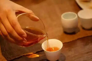 在袅袅的茶香里，释放自己，让身心静享一壶茶的安宁