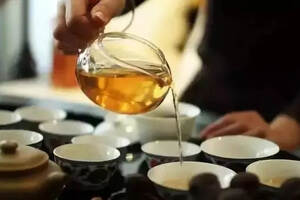 茶对于每个人都是公平的，一片茶，一个人，透过杯中茶叶看人生