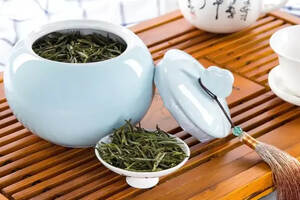 泡绿茶，究竟是先放茶叶还是先倒水？