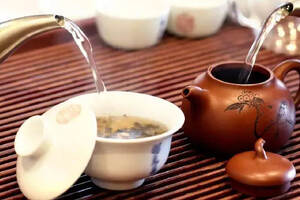 紫砂与盖碗哪种更适合泡普洱茶？