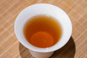 信阳红茶汤色