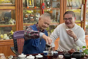 拜访何仕华老师，小喜年创始人以20年前的景迈茶饼回赠何老