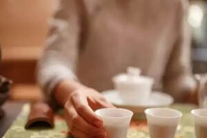 咻~咕噜噜~的“啜茶法”，就是你和专业评茶师之间的距离