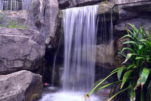 看瀑布何必远去荒郊野外，在广西柳州市区里面就有一处绝美瀑布群