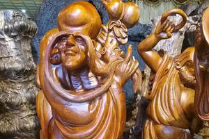 广西桂林大森林根雕厂家的十八罗汉根雕作品展