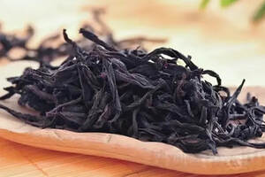 从大红袍的“岩骨火香”分辨大红袍的正岩茶；茶沫是否与茶叶品质