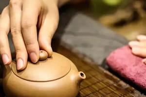 暂不论细菌滋生.影响茶汤味道，"清理茶垢"是紫砂壶保养基本步骤