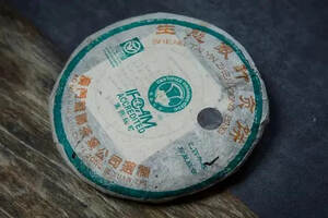 中期茶品鉴：2005年华联生态银针贡饼 | 澳门华联的定制款，...
