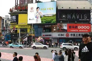 长沙市黄兴路步行街“湖南红茶”画面引人注目，成为网红打卡地