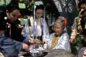 沾了人情世故，喝茶就不简单了，大观园里的“老江湖”贾母戏妙玉