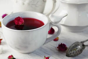 浪漫玫瑰花，浓郁玫瑰茶，红花红叶红汤，绿叶绿汤白花，交相辉映