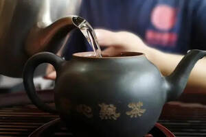 让熟茶绽放魅力：厨心熟茶的注水技巧