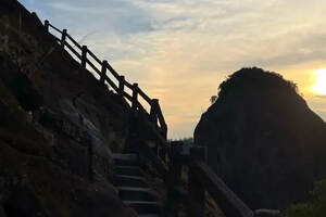 行走武夷山景区，踏进虎啸岩，爬上好汉坡，看见不一样的武夷岩茶