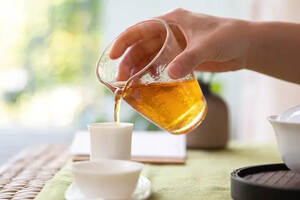 在喝茶中坦对人生，日子总会有浓淡