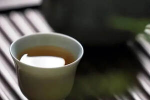 不管白茶、普洱茶，存茶就要存有年份的茶，这个说法对吗？