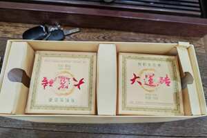 2011年老曼峨大运方砖生茶，
一盒10