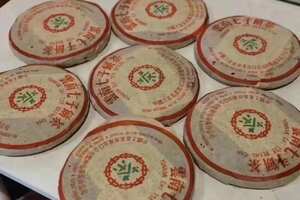 2003年勐海茶区8582青饼
品质上乘，带轻微烟