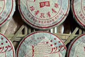 2005年南嶠茶厂珍藏班章孔雀青饼，茶汤透亮，叶底