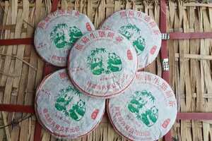 2003年易武外贸出品熊猫生态饼茶，蜜香韵味十足，口