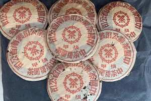 302批红印甲级生饼，纯干仓老生茶。