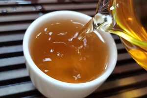 如何区分古树茶与台地茶？

　　1、外形：古树茶的