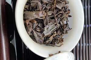 05年布朗山野生茶，石磨压制，叶底肥厚，粗壮