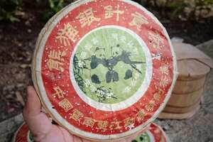 2003年经典【熊猫饼】
勐库精致茶厂熊猫银针贡茶