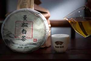 【曼松白茶】
选自曼松茶区古树茶菁为原料，泡开茶汤淡