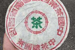 99年艺术字绿印昆明铁饼生茶，耐泡甘甜纯干仓中期茶。