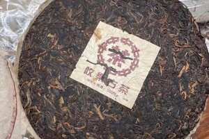 2004年乔木老树攸乐古茶500克
香气高扬，透亮，
